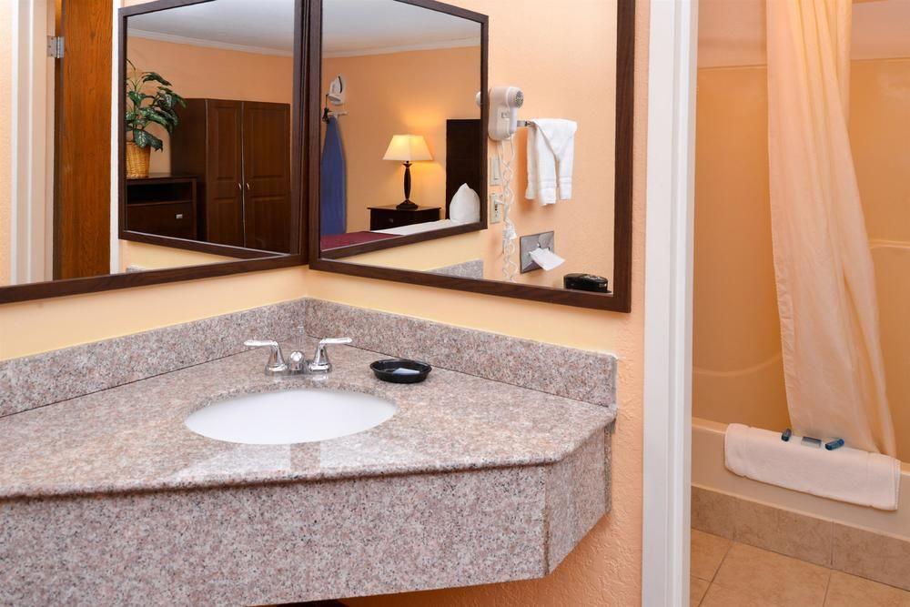 Days Inn By Wyndham Whitmore Lake Bagian luar foto