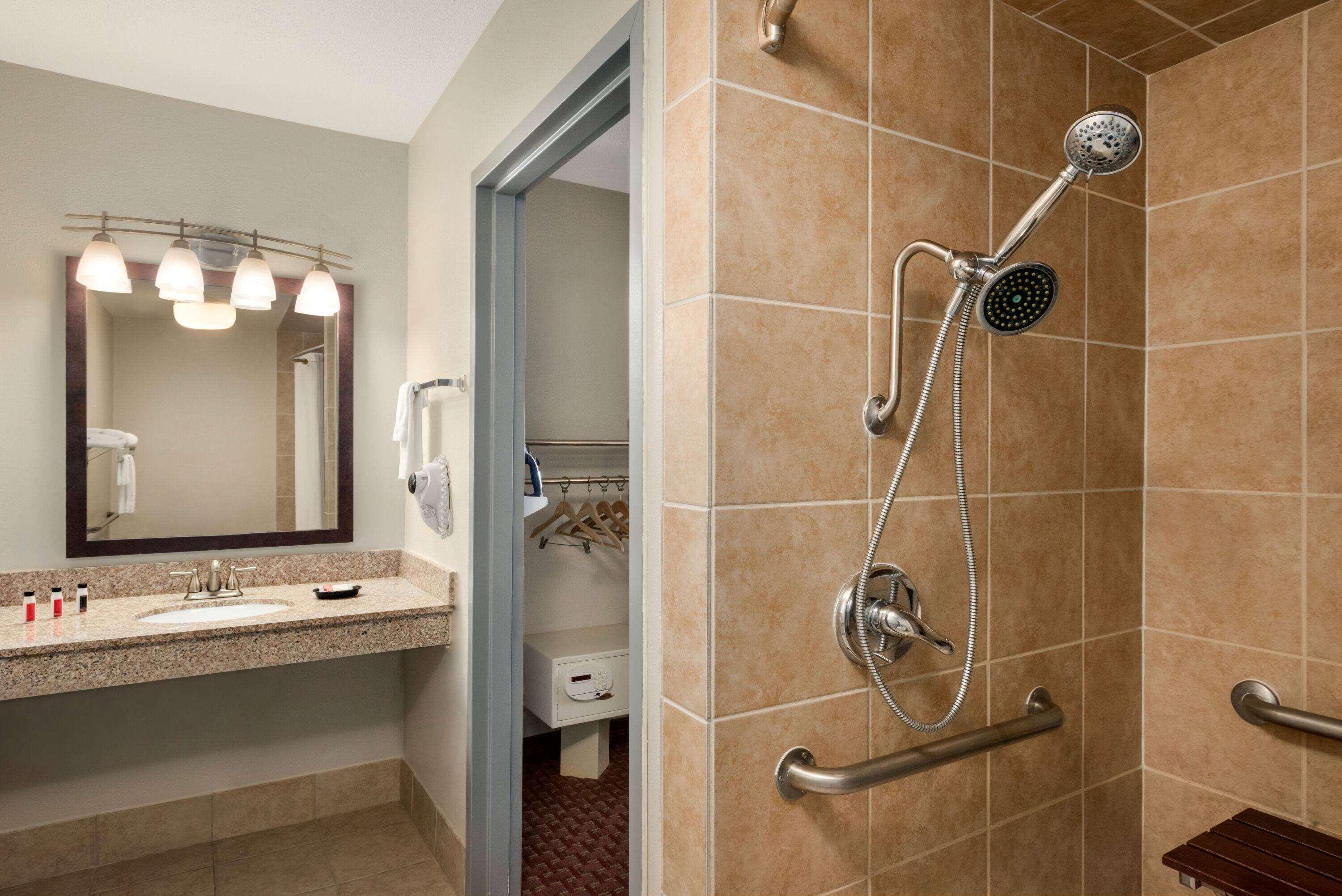 Days Inn By Wyndham Whitmore Lake Bagian luar foto