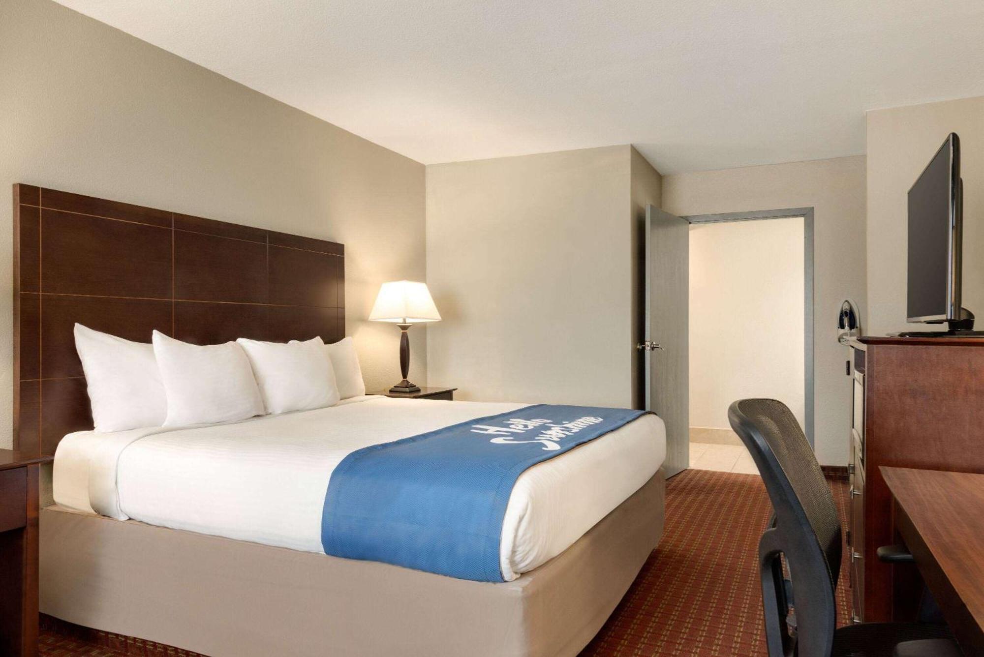 Days Inn By Wyndham Whitmore Lake Bagian luar foto